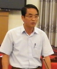 Giám đốc Sở Kế hoạch và Đầu tư - Lê Hồng Minh trả lời họp báo về dự án xây dựng tượng đài Bác Hồ ở Sơn La. Ảnh:Minh Anh. tuong-dai-son-la1-5203-1438782127.jpg