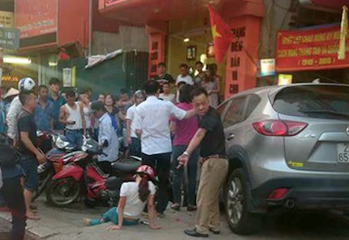 Người phụ nữ đi xe máy bị ôtô đâm gãy chân. Ảnh:Giang Trịnh tn-7288-1440162340.jpg