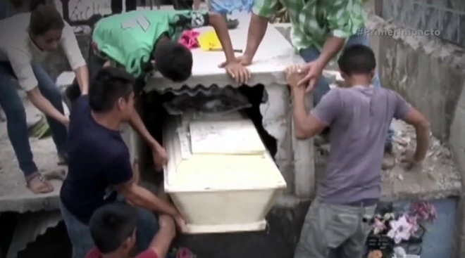 Bị chôn một ngày, cô gái tỉnh dậy đập quan tài kêu cứu... ảnh 1