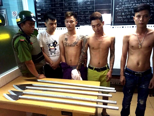 4 thanh niên xăm trổ đầy mình cùng mác tự chế. Ảnh:C.A 4 thanh niên xăm trổ đầy mình cùng với mác tự chế bị bắt giữ. Ảnh: C.A