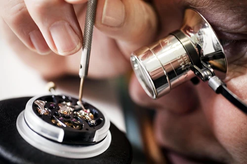 Mỗi chiếc đồng hồ Thụy Sĩ đòi hỏi quá trình sản xuất tỉ mỉ và tinh vi. Ảnh:Pecsma. a-8942-1440821825.jpg