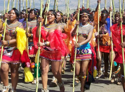 Hàng chục nghìn trinh nữ tham gia lễ hội múasậy với hy vọng lọt vào mắt nhà vua. Ảnh:buzzsouthafrica swazi-1668-1440928528.jpg