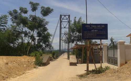 Cầu treo Đò Rô nơi nghi phạm chạy xe máy qua hòng hướng ra đường Hồ Chí Minh. Ảnh:Phương Linh cau-treo-2413-1441173804.jpg