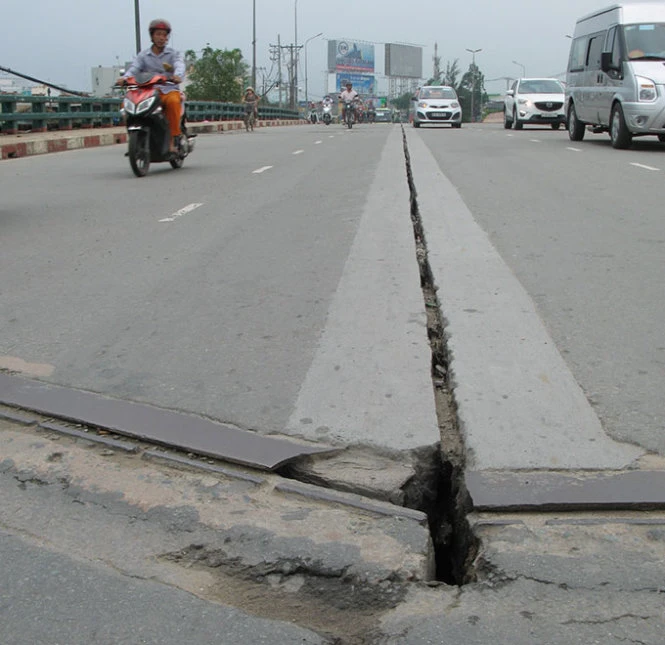 Khe hở nằm dọc cầu An Lạc - Ảnh: T.T.D. Khe hở nằm dọc cầu An Lạc - Ảnh: T.T.D.