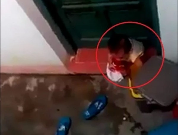 Tạm đình chỉ hai cô giáo bỏ mặc bé mầm non nhặt rác ăn ảnh 1