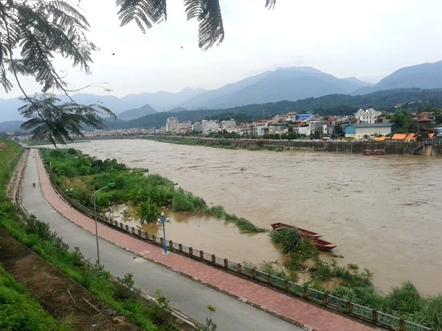 Nhiều vườn rau và hoa màu của người dân ở hai bên bờ sông bị nhấn chìm trong nước - Ảnh: Hồng Thảo Nhiều vườn rau và hoa màu của người dân ở hai bên bờ sông bị nhấn chìm trong nước - Ảnh: Hồng Thảo
