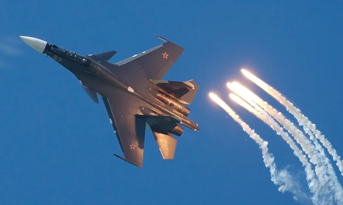 Tiêm kích Su-30SM bắn pháo sáng chống tên lửa tầm nhiệt. Ảnh:Aviationist tiem-kich-su-30sm-nga-do-suc-f-16-my-o-syria