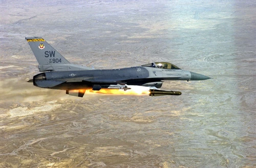Tiêm kích F-16 của Mỹ phóng tên lửa. Ảnh:USAF tiem-kich-su-30sm-nga-do-suc-f-16-my-o-syria-2