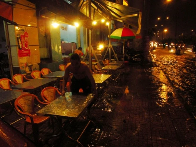 Sài Gòn mưa như trút, gần 500 gian hàng triển lãm 'chết đứng' ảnh 3