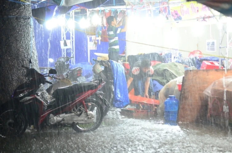 Sài Gòn mưa như trút, gần 500 gian hàng triển lãm 'chết đứng' ảnh 7