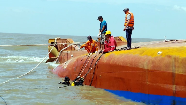 Tung hơn 100 người tìm kiếm nạn nhân vụ chìm tàu Hoàng Phúc 18 ảnh 3 Tung hơn 100 người tìm kiếm nạn nhân vụ chìm tàu Hoàng Phúc 18 ảnh 3