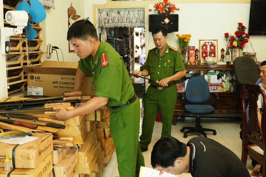 Phát hiện lô hàng hơn 2.000 nông cụ có hình dạng... mã tấu ảnh 1 Phát hiện lô hàng hơn 2.000 nông cụ có hình dạng... mã tấu ảnh 1