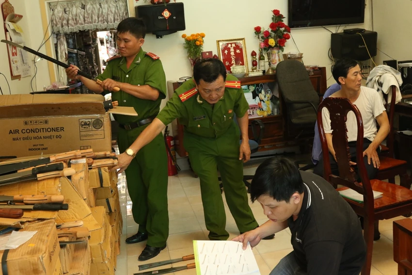 Phát hiện lô hàng hơn 2.000 nông cụ có hình dạng... mã tấu ảnh 5 Phát hiện lô hàng hơn 2.000 nông cụ có hình dạng... mã tấu ảnh 5