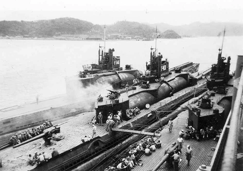 i-400-tau-ngam-lon-hon-san-bong-da-cua-nhat