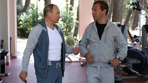 Thủ tướng Nga Dmitry Medvedev (phải) và Tổng thống Putin trong một buổi tập gym. Ảnh:Kremlin.ru nhung-nguoi-pho-ta-putin-dan-dat-nuoc-nga