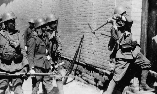 Quân đội Nhật tại một khu làng, ngoại ô Thượng Hải, Trung Quốc, năm 1937. Ảnh:L'Epress bi-mat-kho-vang-nghin-ti-usd-cua-nhat-trong-the-chien-ii-1