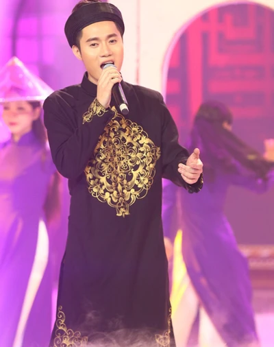 Á quân của "Solo cùng Bolero" là chàng trai Nguyễn Tuấn Hoàng đến từ Hà Nội. Trong phần thi đơn ca, anh chọn ca khúc "Huế xưa" của nhạc sĩ Châu Kỳ - Anh Bằng, với phần hỗ trợ của nghệ sĩ đàn tranh Hải Phượng và nghệ sĩ đàn bầu Uyên Trâm. Tiết mục này gây tranh cãi giữa bốn giám khảo. Phi Nhung cho rằng Tuấn Hoàng cần nghiên cứu nhiều hơn về giọng Huế để hát chuẩn xác hơn. Theo nhà báo Minh Đức, nam thí sinh chưa có sự đồng nhất về giọng nói vùng miền trong ca khúc này nhưng cách xử lý của anh làm ca khúc mềm mại và dễ đến với khán giả hơn, đặc biệt là khán giả miền Tây. Anh dành cho nam thí sinh 10 điểm. Tổng số điểm cho phần thi đơn ca của Tuấn Hoàng là 49,5 điểm. co-gai-rua-chen-bat-khoc-khi-gianh-quan-quan-solo-cung-bolero-3