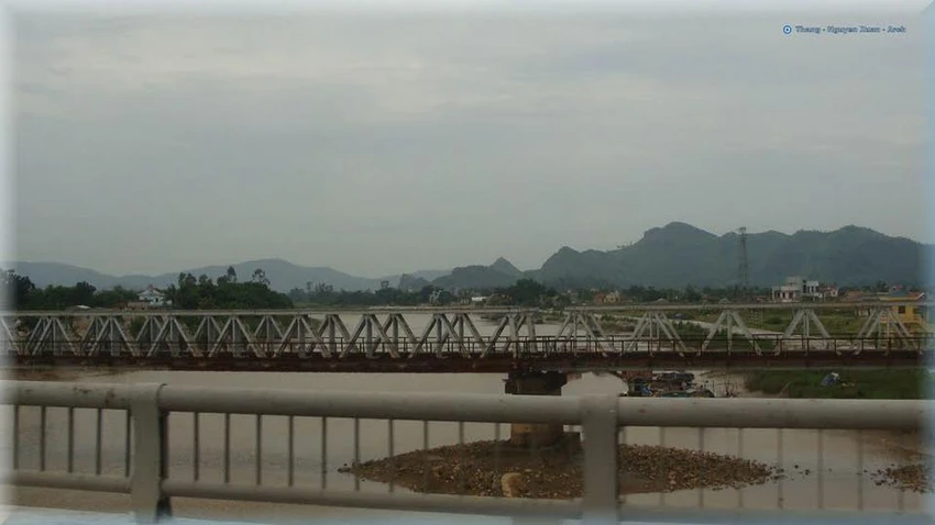 Lao xuống sông cứu cô gái nhảy cầu, hai thanh niên chết thương tâm ảnh 1