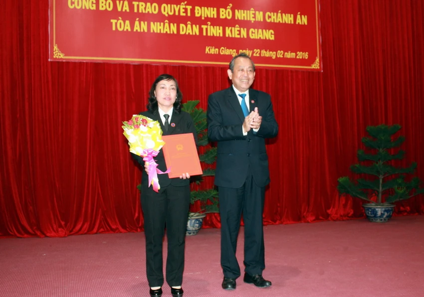 Trao quyết định bổ nhiệm chánh án TAND tỉnh Kiên Giang ảnh 1