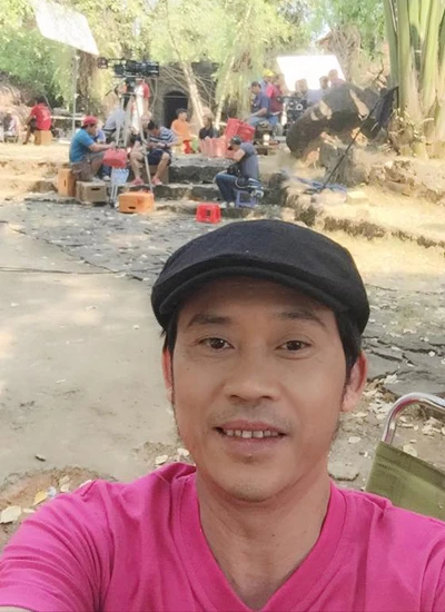 Sáng 22/2, Hoài Linh đăng bức ảnh selfie trên trang cá nhân với dòng status: "Sau Tết sức khỏe dồi dào, năng lựơng tràn trề...". Sáng 22/2, Hoài Linh đăng bức ảnh selfie trên trang cá nhân với dòng chú thích