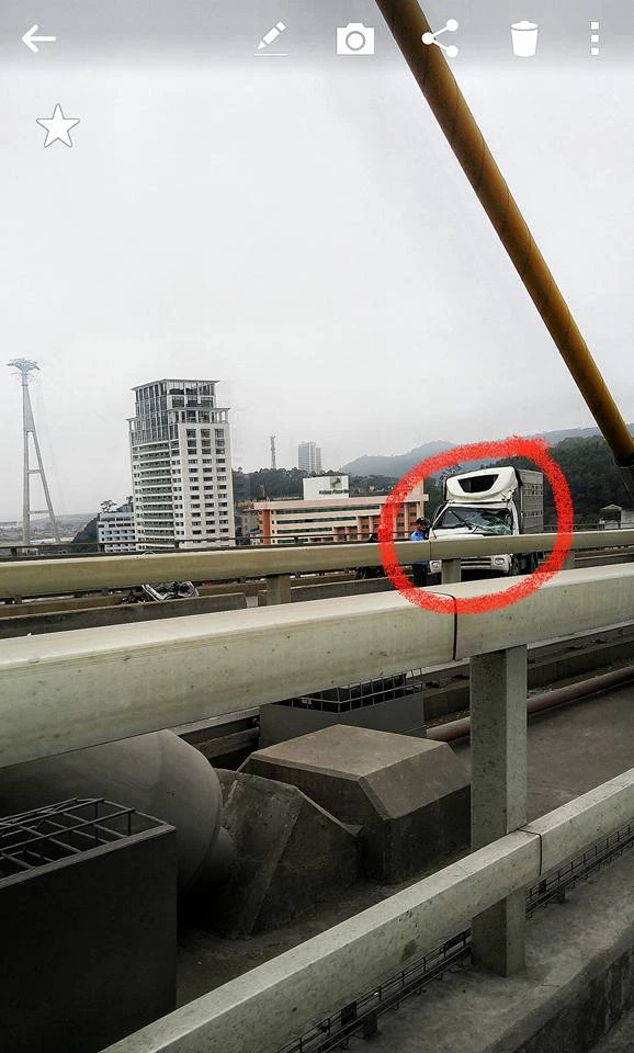 4 xe ô tô đâm liên hoàn trên cầu Bãi Cháy ảnh 3 4 xe ô tô đâm liên hoàn trên cầu Bãi Cháy ảnh 3