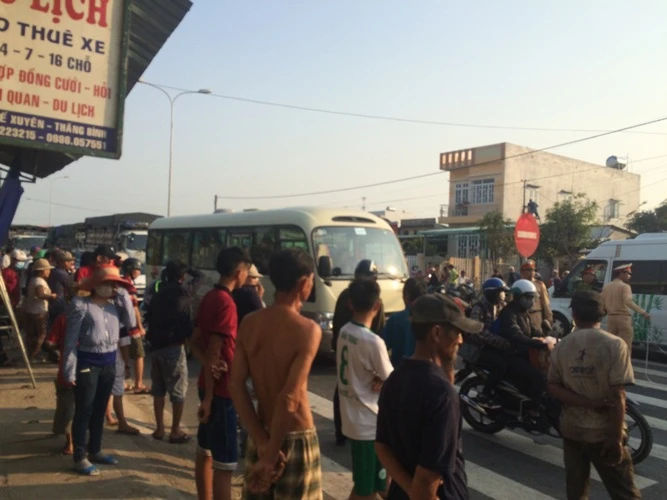 Xe tải bay qua đường, cặp vợ chồng thoát chết hi hữu ảnh 4