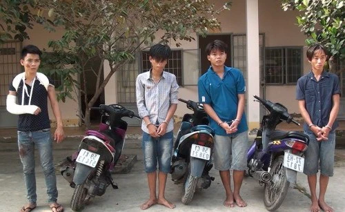 4 tên cướp ở Sài Gòn mò về thị trấn miền Tây để 'săn mồi' ảnh 1 4 tên cướp ở Sài Gòn mò về thị trấn miền Tây để 'săn mồi' ảnh 1