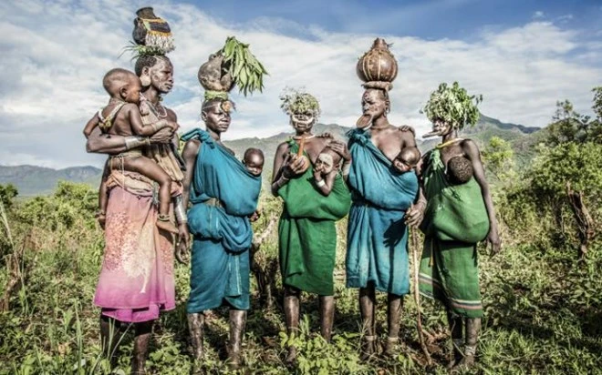 Kỳ lạ phong tục xẻ môi để lồng đĩa của bộ tộc ở Ethiopia ảnh 2