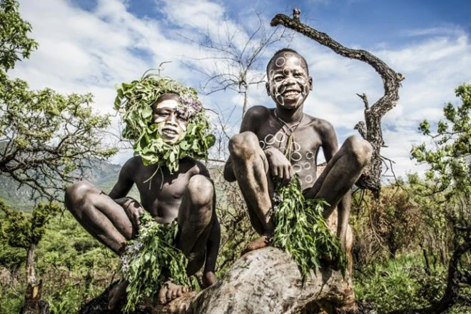 Kỳ lạ phong tục xẻ môi để lồng đĩa của bộ tộc ở Ethiopia ảnh 3