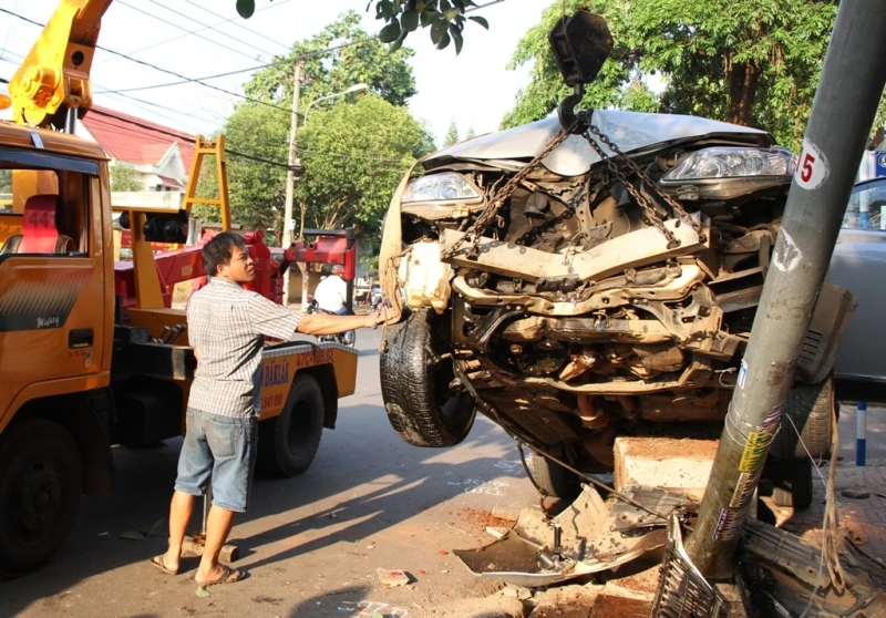 Đầu xế hộp nát như tương sau khi tông gãy cột điện ảnh 2 Đầu xế hộp nát như tương sau khi tông gãy cột điện ảnh 2