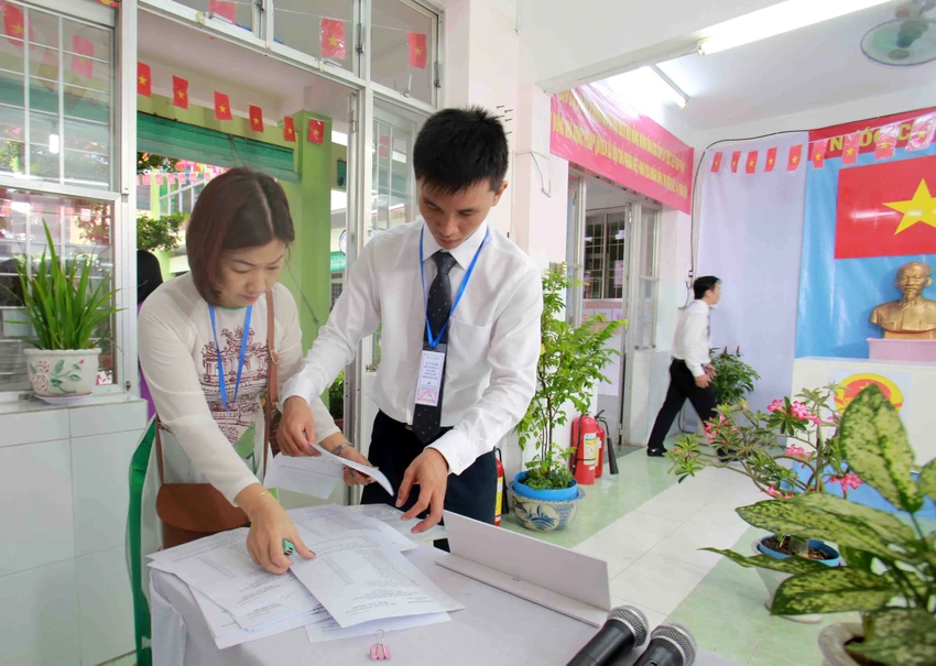 Quận 1: Nhiều cử tri tranh thủ giấc trưa đi bỏ phiếu ảnh 2 Quận 1: Nhiều cử tri tranh thủ giấc trưa đi bỏ phiếu ảnh 2