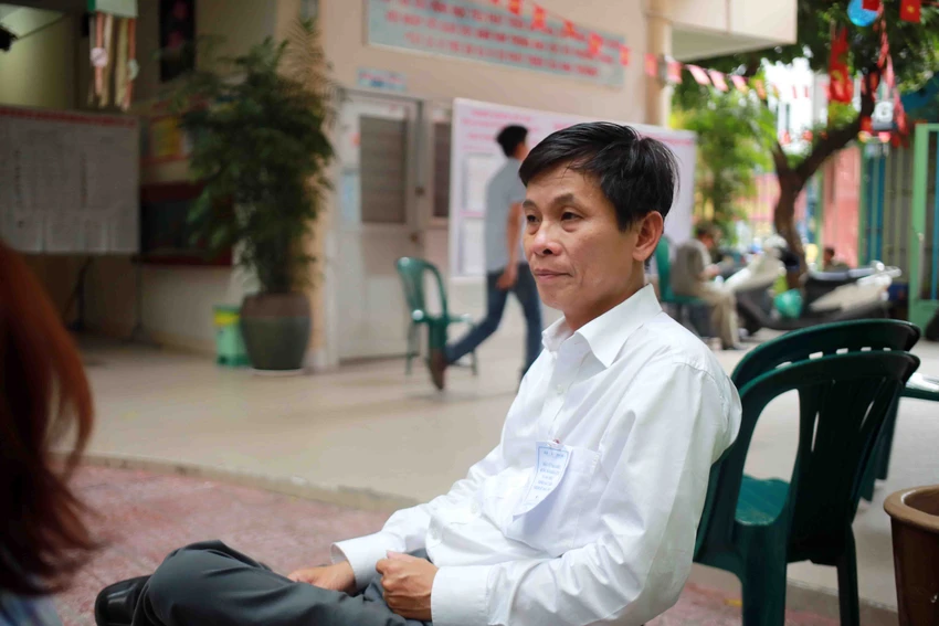 Quận 1: Nhiều cử tri tranh thủ giấc trưa đi bỏ phiếu ảnh 6 Quận 1: Nhiều cử tri tranh thủ giấc trưa đi bỏ phiếu ảnh 6
