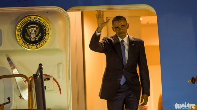 Tổng thống Obama vẫy tay chào khi bước ra khỏi chuyên cơ - Ảnh: Việt Dũng/TTO Đoàn xe Tổng thống Hoa Kỳ Obama vừa qua cầu Thăng Long