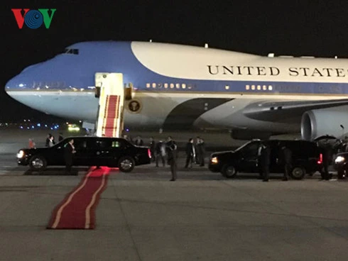 chuyên cơ chở tổng thống obama đã hạ cánh xuống nội bài hình 1 chuyen co cho tong thong obama da ha canh xuong noi bai hinh 1