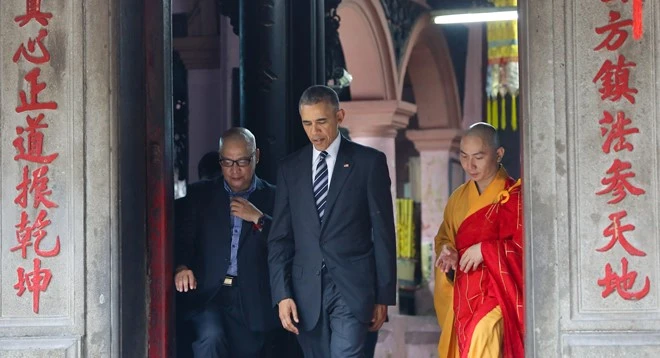 GS Dương Ngọc Dũng và sư trụ trì Thích Minh Thông bên cạnh Tổng thống Obama tại chùa Ngọc Hoàng. Ảnh:Hải An. Nguoi huong dan ong Obama o chua Ngoc Hoang ke gi? hinh anh 2