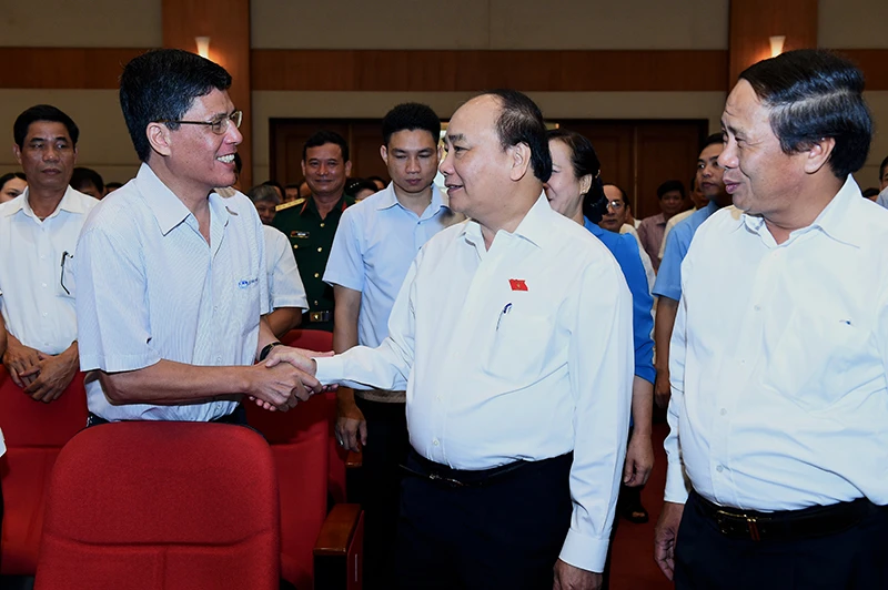 Cử tri TP Hải Phòng chào đón Thủ tướng Nguyễn Xuân Phúc. Ảnh: VGP/QUANG HIẾU