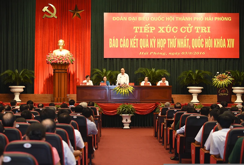 Thủ tướng Nguyễn Xuân Phúc phát biểu tại buổi tiếp xúc cử tri Hải Phòng. Ảnh: VGP/QUANG HIẾU