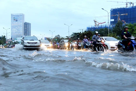 Cảnh báo: Có thể ngập trên diện rộng ở TP.HCM ảnh 1 Mưa kết hợp triều cường nhấn chìm đường Nguyễn Hữu Cảnh - ảnh 1
