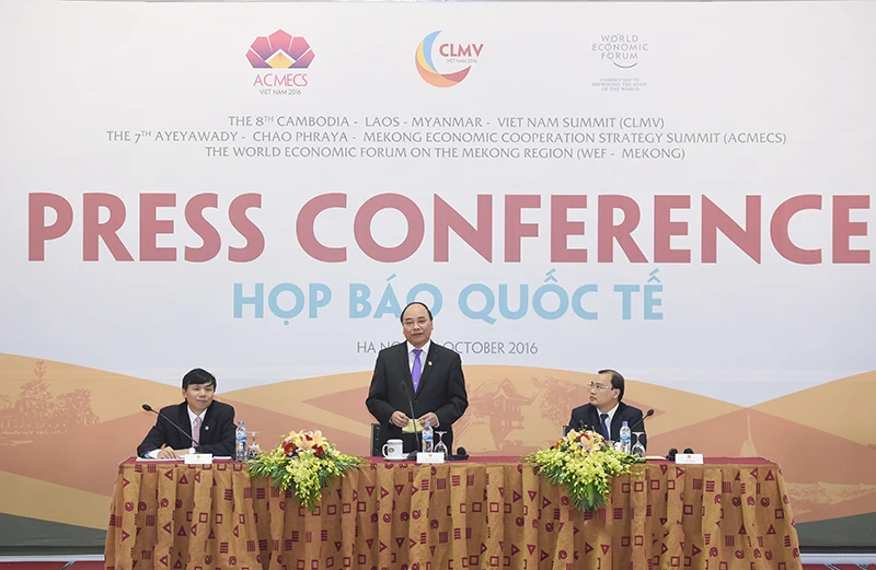 Thủ tướng Nguyễn Xuân Phúc chủ trì cuộc họp báo quốc tế về kết quả các Hội nghị ACMECS, CLMV, WEF-Mekong. Ảnh: VGP/QUANG HIẾU Thủ tướng Nguyễn Xuân Phúc chủ trì cuộc họp báo quốc tế về kết quả các Hội nghị ACMECS, CLMV, WEF-Mekong. Ảnh: VGP/QUANG HIẾU