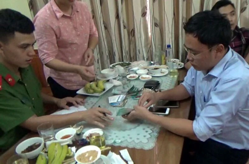 Thu hồi thẻ nhà báo của ông Lê Duy Phong ảnh 1 Trưởng ban Bạn đọc báo Giáo Dục Việt Nam bị khởi tố - ảnh 1