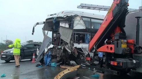 lái xe khách đâm xe cứu hoả nếu đánh lái thương vong sẽ nhiều hơn hình 1 lai xe khach dam xe cuu hoa neu danh lai thuong vong se nhieu hon hinh 1