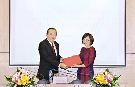 Phó Thủ tướng Trương Hòa Bình trao quyết định bổ nhiệm bà Đặng Hoàng Oanh, Vụ trưởng Vụ Hợp tác quốc tế (Bộ Tư pháp), giữ chức vụ thứ trưởng Bộ Tư pháp. Ảnh: VGP/LÊ SƠN Phó Thủ tướng Trương Hòa Bình trao quyết định bổ nhiệm bà Đặng Hoàng Oanh, Vụ trưởng Vụ Hợp tác quốc tế (Bộ Tư pháp), giữ chức vụ thứ trưởng Bộ Tư pháp. Ảnh: VGP/LÊ SƠN