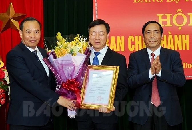 Phó Trưởng Ban Thường trực Ban Tổ chức Trung ương Nguyễn Thanh Bình, Bí thư Tỉnh ủy Hải Dương Nguyễn Mạnh Hiển trao quyết định và chúc mừng ông Phạm Xuân Thăng. Phó Trưởng Ban Thường trực Ban Tổ chức Trung ương Nguyễn Thanh Bình, Bí thư Tỉnh ủy Hải Dương Nguyễn Mạnh Hiển trao quyết định và chúc mừng ông Phạm Xuân Thăng.