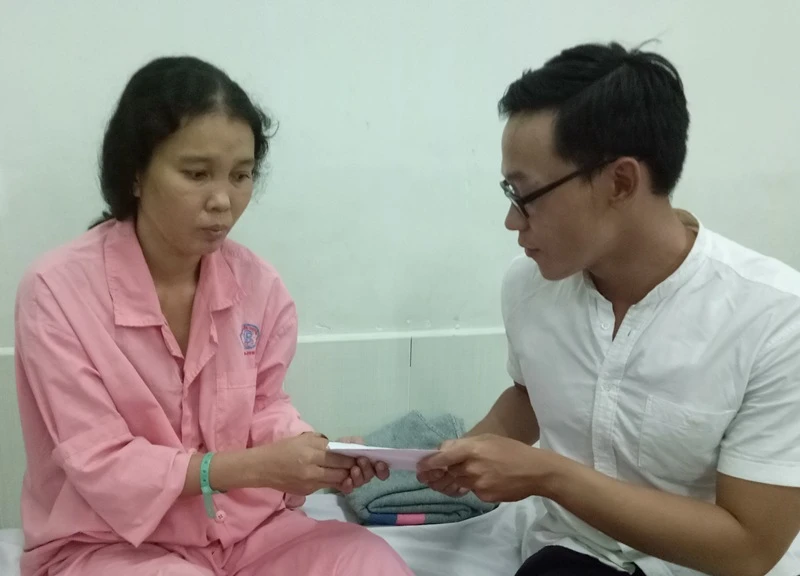 Những “đại lý từ thiện” ăn bám bệnh nhân nghèo ảnh 1