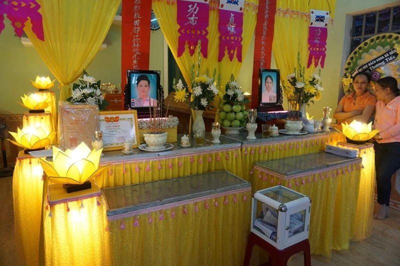 Trao tiền bạn đọc hỗ trợ cho gia đình em Đô ảnh 2