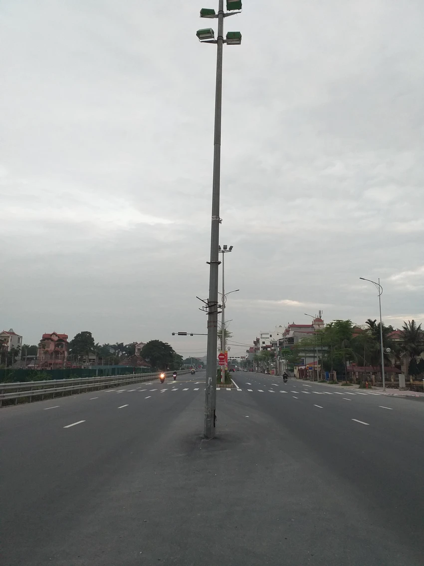 Cần sơn phản quang cột đèn này để người đi đường có thể quan sát nhận biết được vật cản từ xa