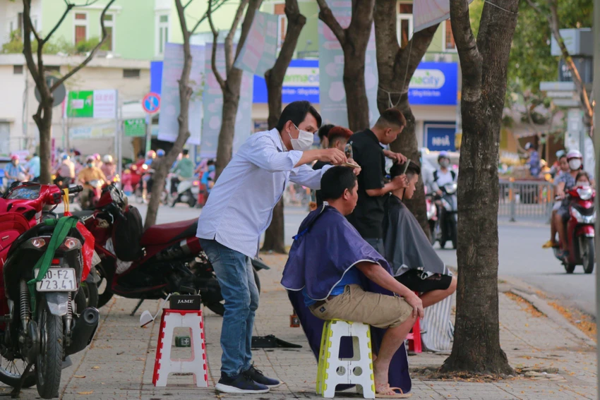 Từ 13 giờ 30 mỗi ngày, có đông người đến đây cắt tóc miễn phí. Ảnh: MINH THUẬN Từ 13 giờ 30 mỗi ngày, có đông người đến đây cắt tóc miễn phí. Ảnh: MINH THUẬN