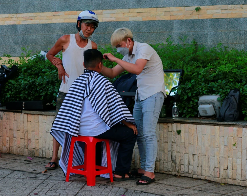 Người dân đến cắt tóc tại khu vực công viên Bình Phú (đường Nguyễn Văn Luông, quận 6, TP.HCM). Ảnh: MINH THUẬN Người dân đến cắt tóc tại khu vực công viên Bình Phú (đường Nguyễn Văn Luông, quận 6, TP.HCM). Ảnh: MINH THUẬN