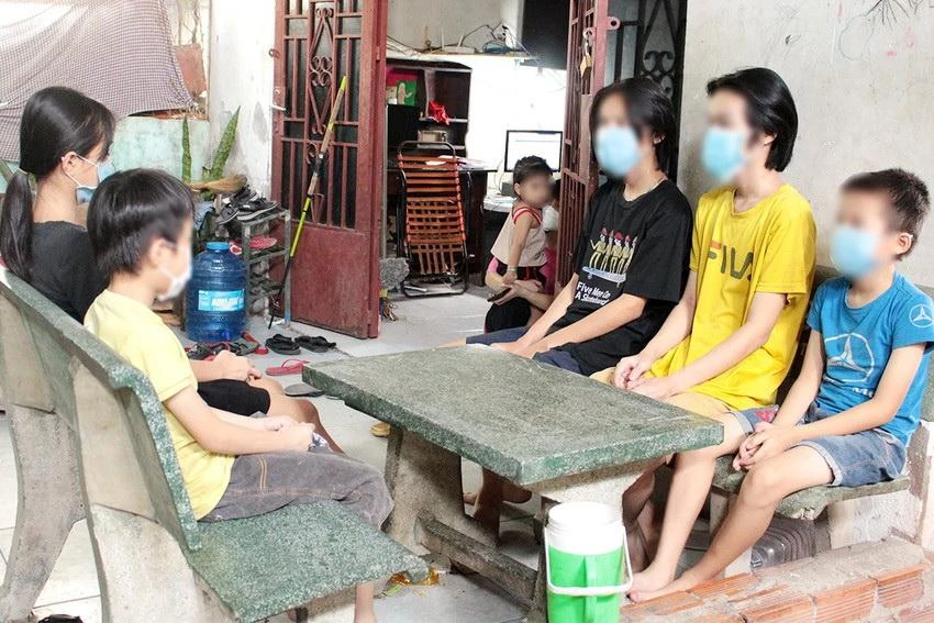 Trẻ bị mất cha do dịch COVID-19. Ảnh: NGỌC LÀI Trẻ bị mất cha do dịch COVID-19. Ảnh: NGỌC LÀI