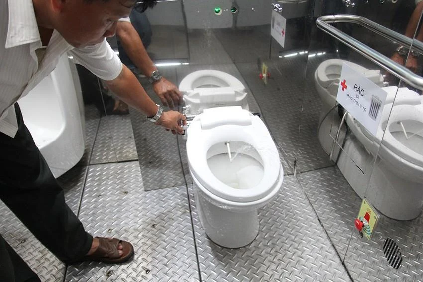 TP.HCM là một trong những nơi đầu tư nhà vệ sinh khá tốt. Trong ảnh là một cabin vệ sinh công cộng tự động được đưa vào hoạt động trên vỉa hè đường Nguyễn Du, quận 1. Ảnh: HOÀNG GIANG TP.HCM là một trong những nơi đầu tư nhà vệ sinh khá tốt. Trong ảnh là một cabin vệ sinh công cộng tự động được đưa vào hoạt động trên vỉa hè đường Nguyễn Du, quận 1. Ảnh: HOÀNG GIANG
